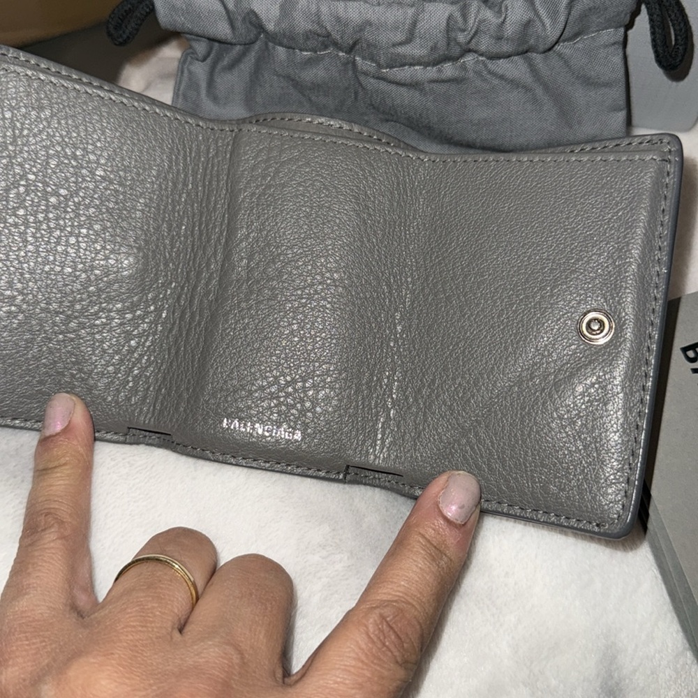 Preloved Balenciaga Papier grey leather wallet great condition 2.75”X 3.75” - Picture 8 of 12
